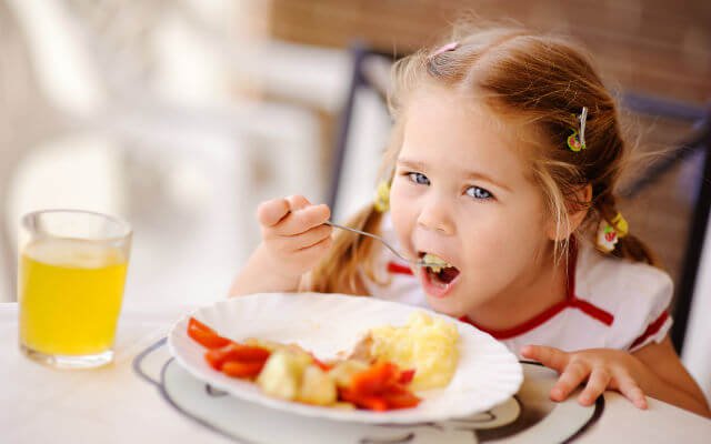 Foto de capa do artigo "Alimentação na infância: o que saber"