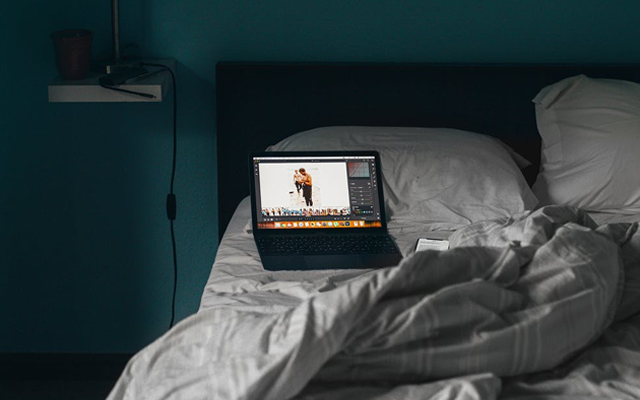 Foto de capa do artigo "Usar aparelhos eletrônicos durante à noite interfere no sono"