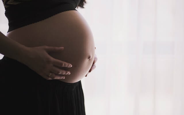Foto de capa do artigo "Herpes genital na gravidez: quais os riscos para o bebê?"