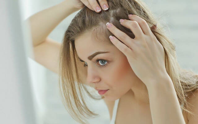 Foto de capa do artigo "12 fatores que podem ser a causa da sua queda de cabelo"