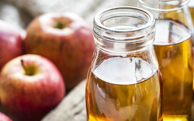 Foto de capa do artigo "10 benefícios do vinagre de maçã para sua saúde"
