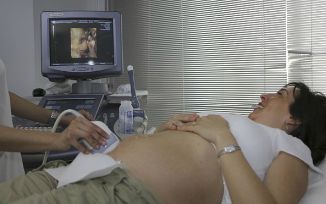 Mulher deitada fazendo um exame de ultrassom