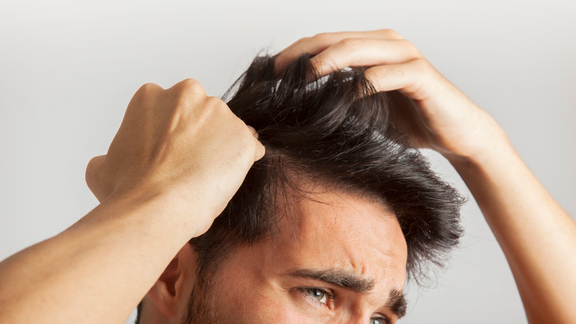 Foto de capa do artigo "Pomada para cabelo masculino: 6 produtos para cuidar dos fios"
