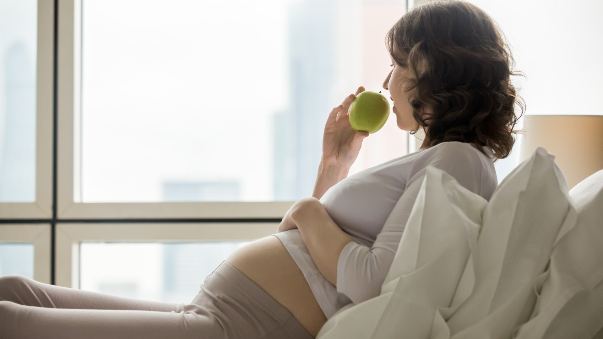 Foto de capa do artigo "O que grávida não pode comer? Veja o que evitar"