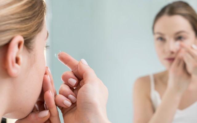 uso de lentes de contato pode contribuir para a necessidade do colírio para olho seco