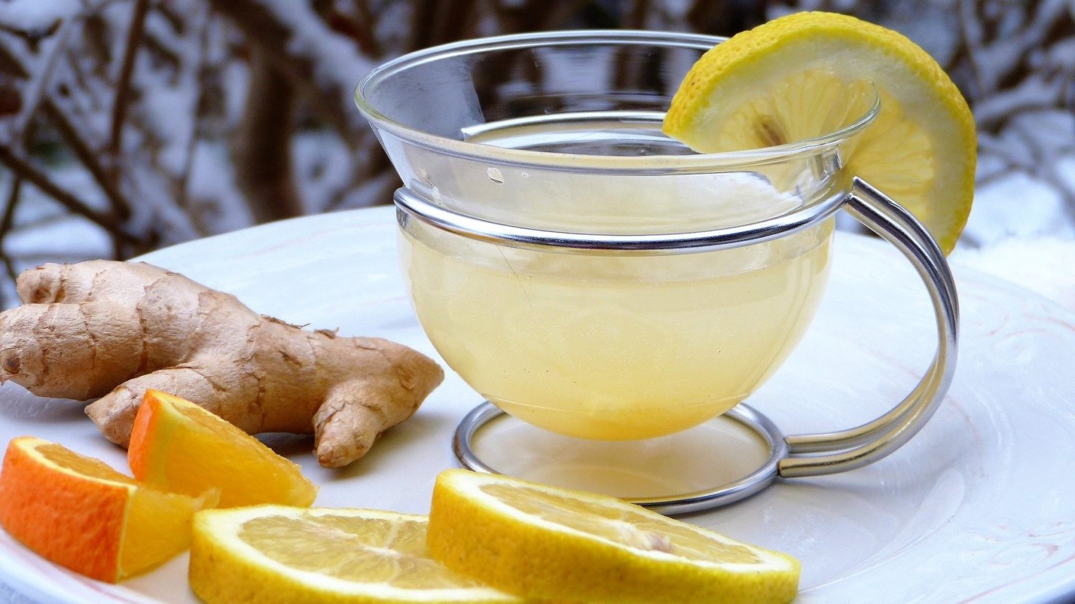 Xícara de chá de limão e gengibre, uma receita para imunidade baixa.