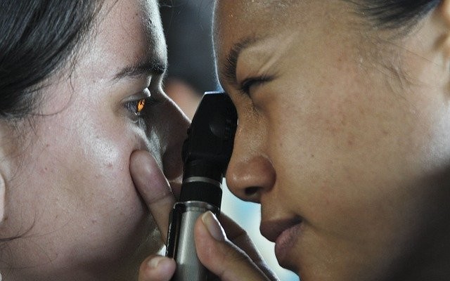 Oftalmologista examinando olho da paciente.