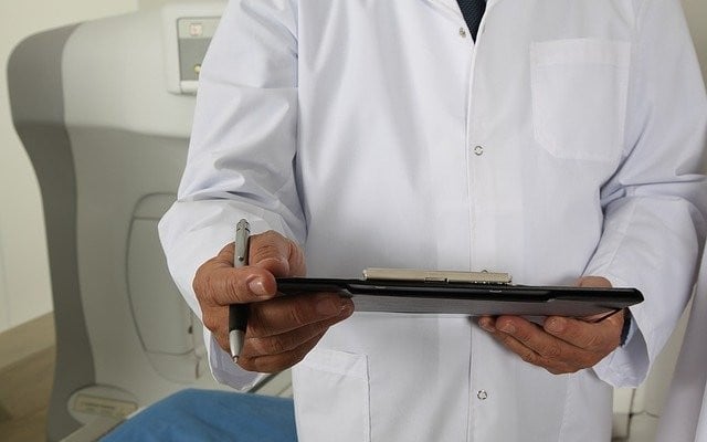 Radiologista com uma planilha para anotar dados do paciente.
