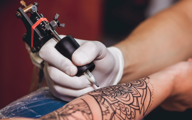 Conhecer as pomadas que ajudam na cicatrização da tatuagem é importante para o resultado final do desenho