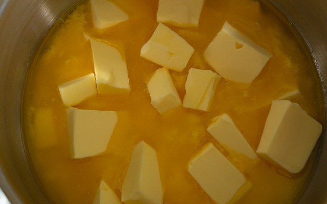 Manteiga sendo fervida na panela.
