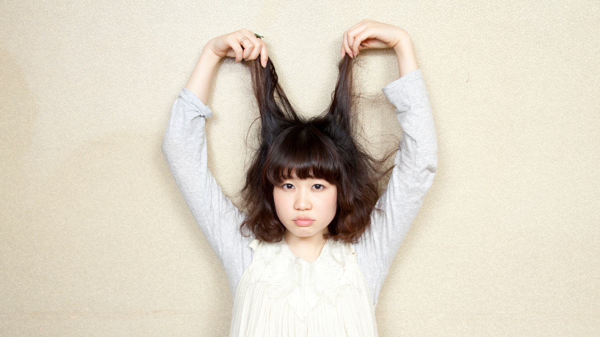 Foto de capa do artigo "Frizz no cabelo: 9 principais causas e dicas para diminuir"