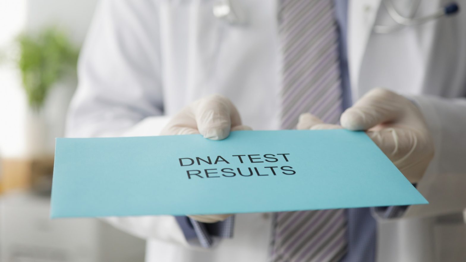 Médico entregando um envelope com o resultado do teste de DNA.