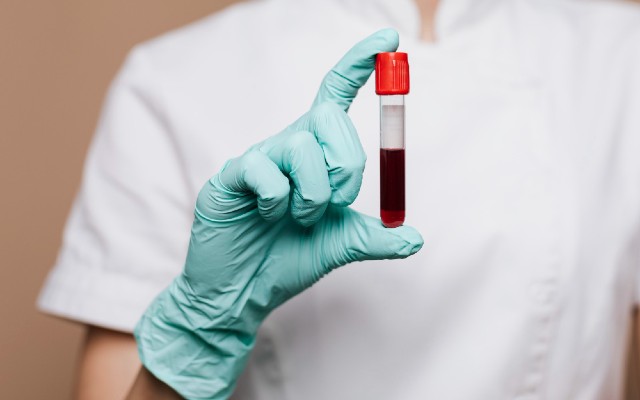 Enfermeiro segurando sangue coletado para o teste de DNA.