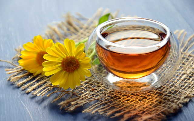 O chá da herbácea é útil para aliviar sintomas de TPM e má digestão, por exemplo.