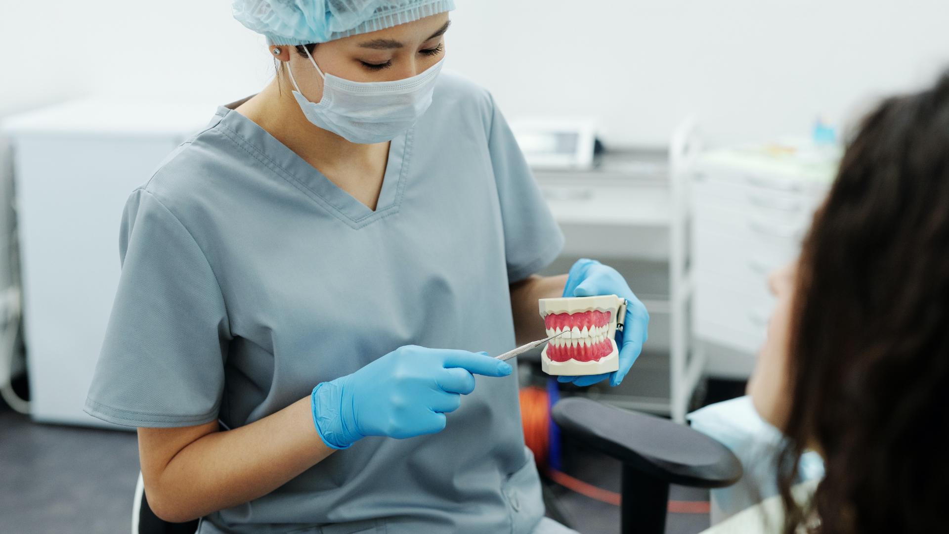 Foto de capa do artigo "Restauração dental: quando é indicada, benefícios e cuidados"